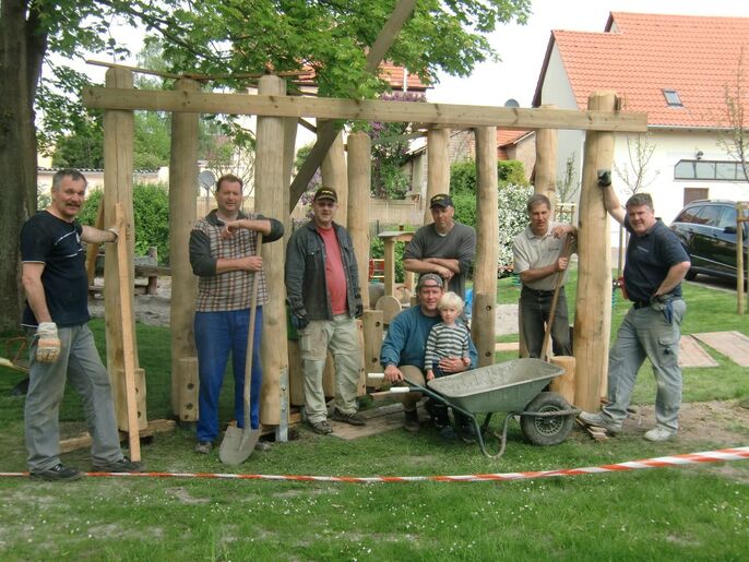 Helfer beim Aufbau des Spielgeländes